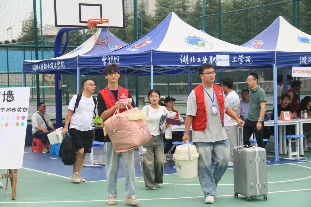機電工程學(xué)院喜迎2024級新生，貼心服務(wù)助力夢想啟航